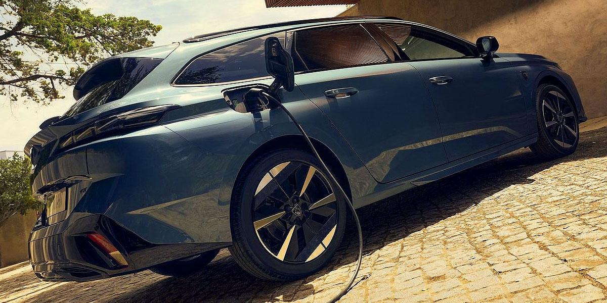 Peugeot e-308: An der Ladestation