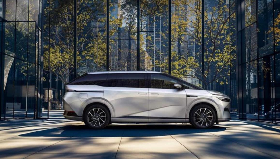 Xpeng X9 EV: Ansicht von rechts