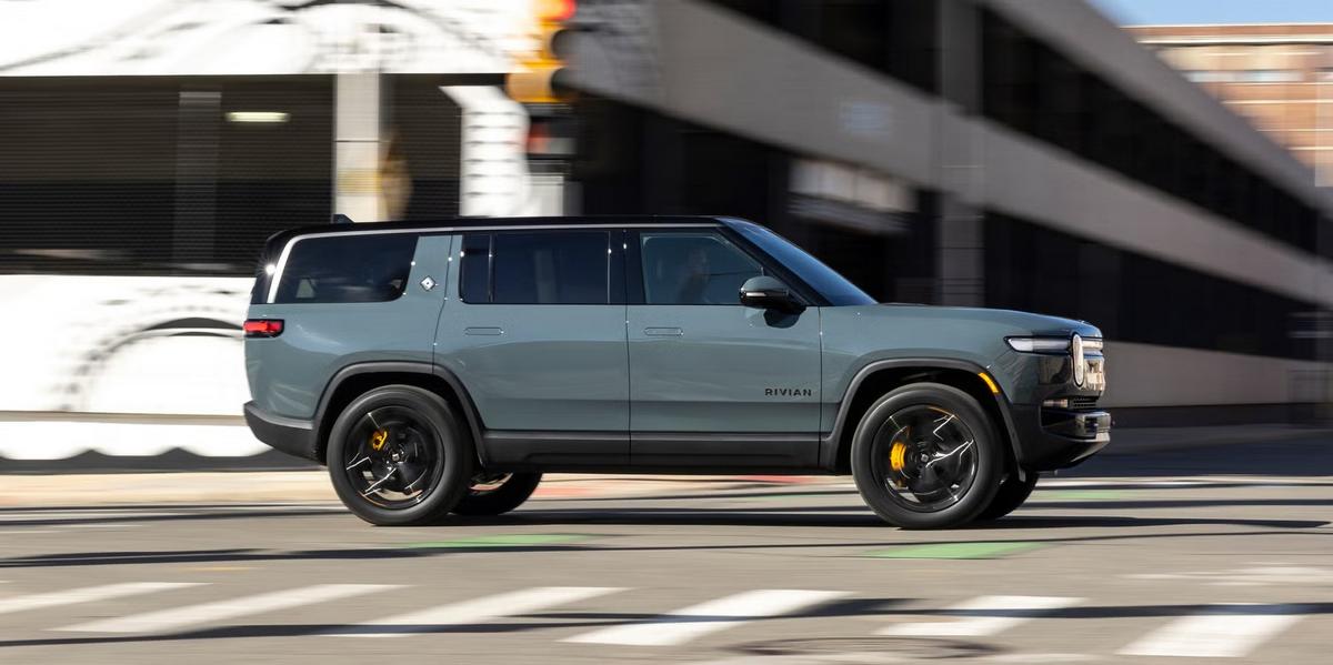 RIVIAN R1S: Ansicht von rechts