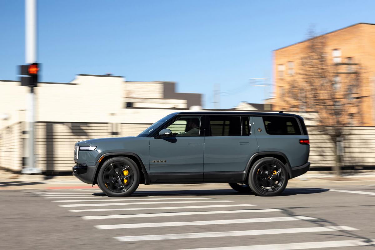 RIVIAN R1S: Ansicht von links