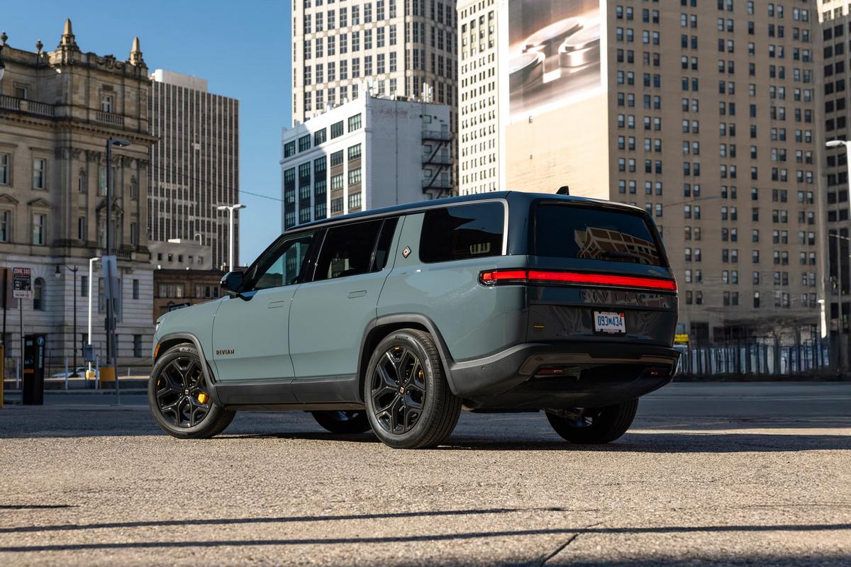 RIVIAN R1S: Rückansicht