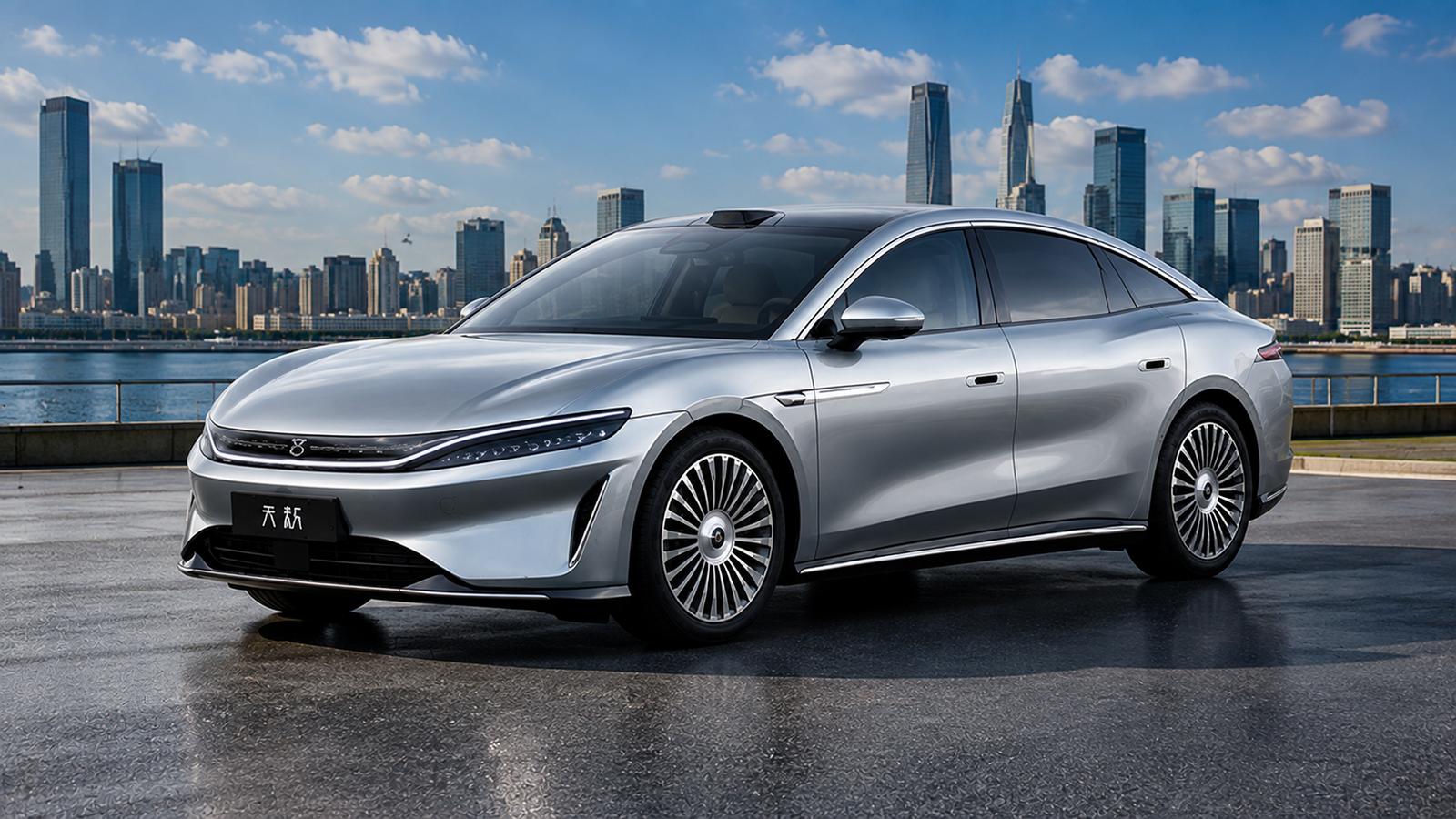 Eine silberne elektrische Limousine vor der Kulisse einer Metropole