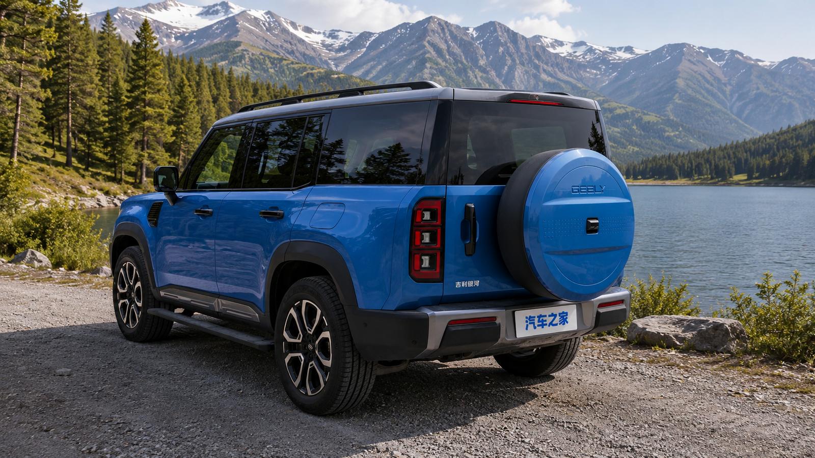Ein blauer SUV an einem Bergsee