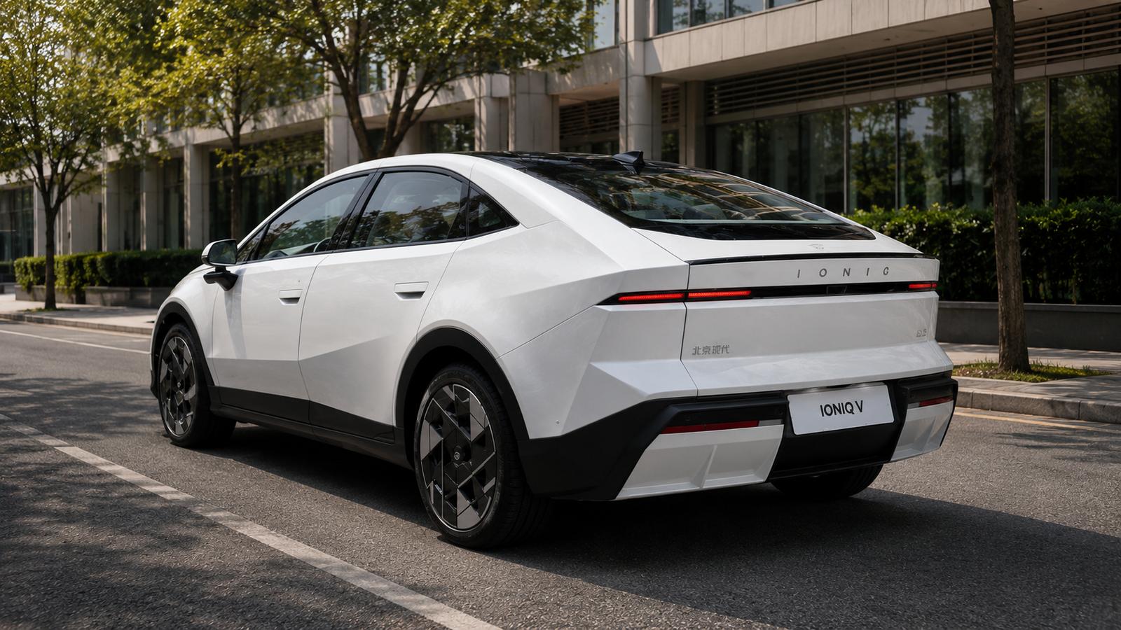Ein weißer Hyundai Ioniq V in der Nähe eines modernen Gebäudes