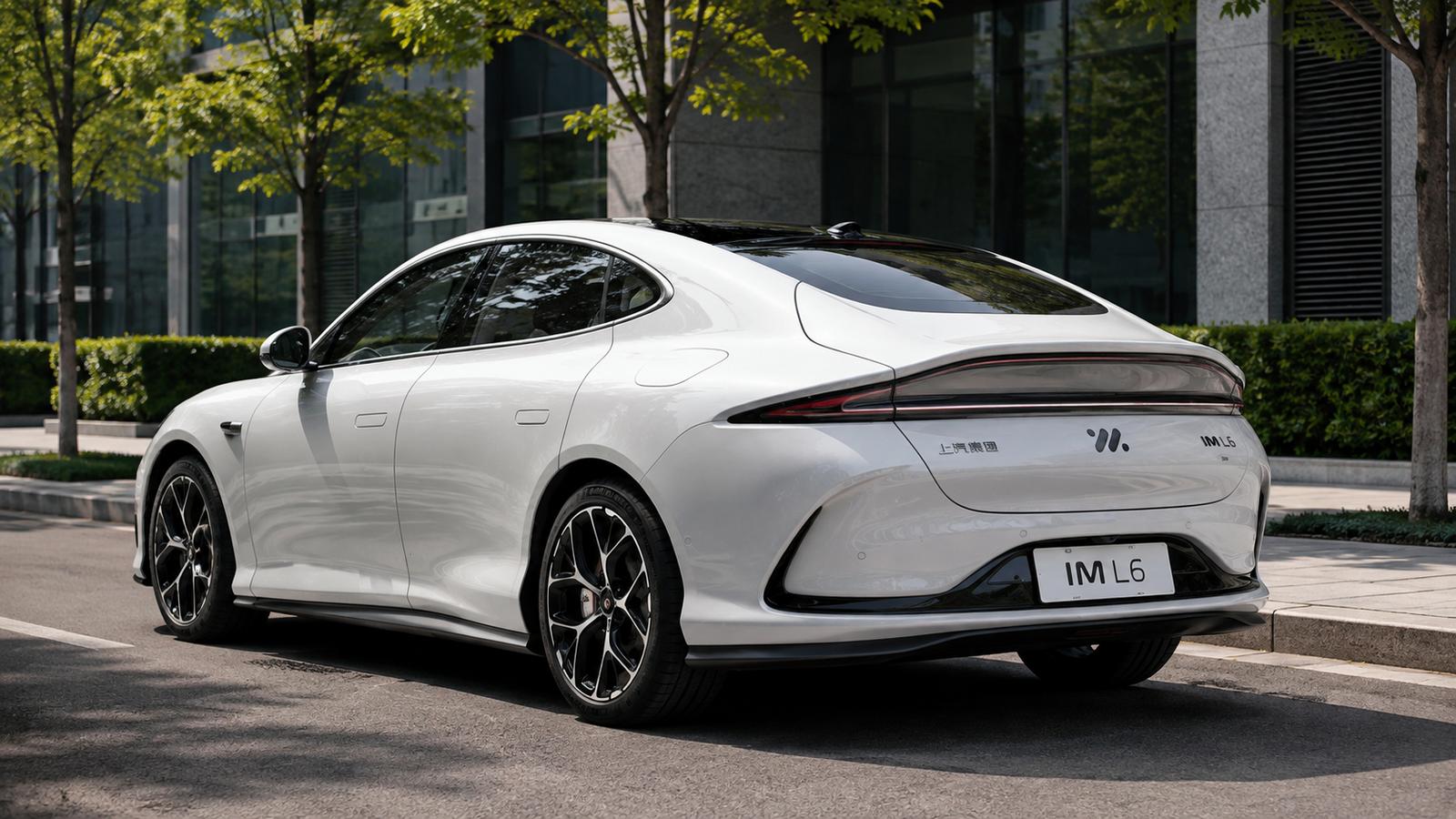 Eine weiße IM L6 Elektrolimousine in der Nähe eines modernen Gebäudes