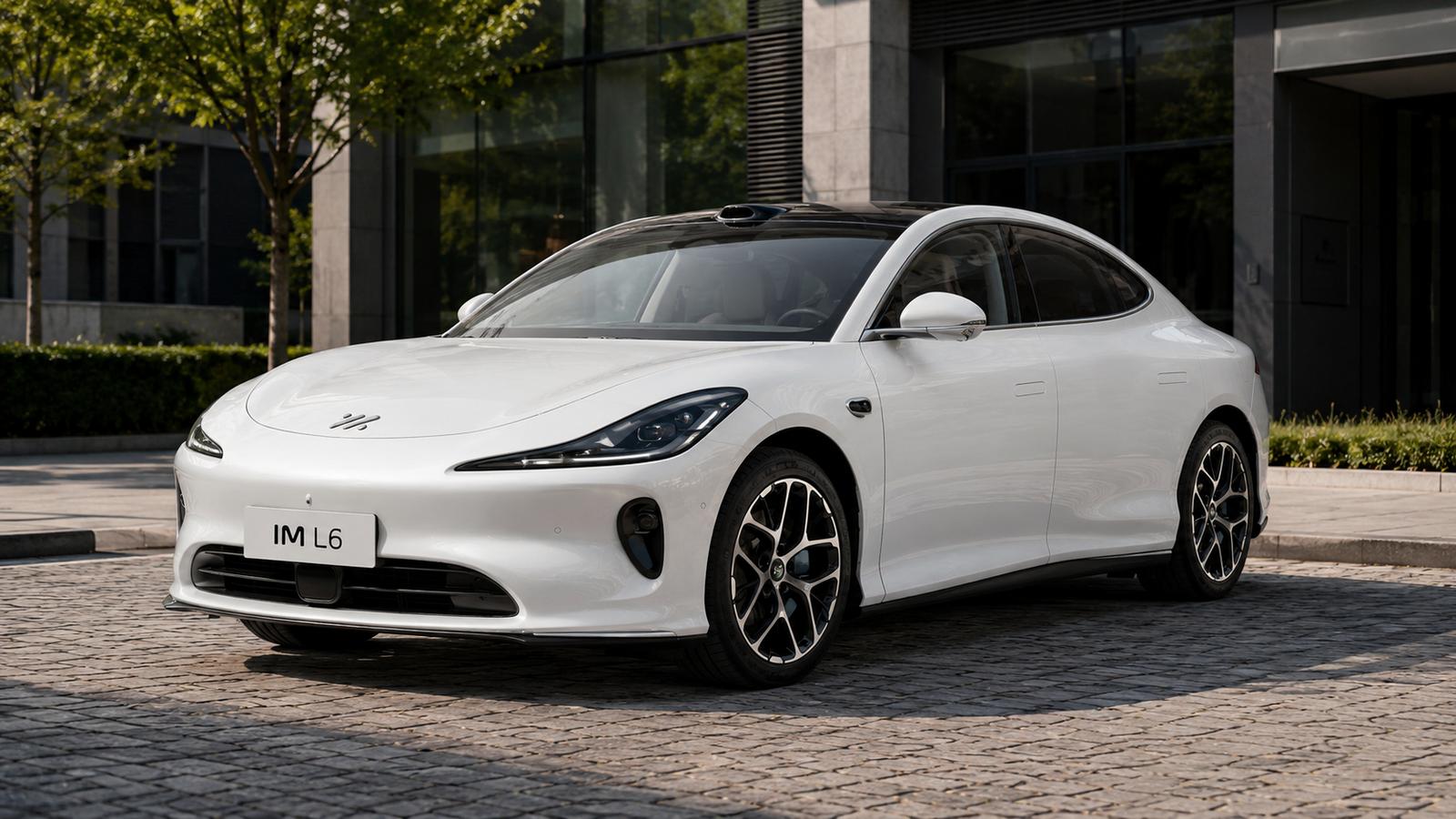 Eine weiße IM L6 Elektrolimousine in der Nähe eines modernen Gebäudes