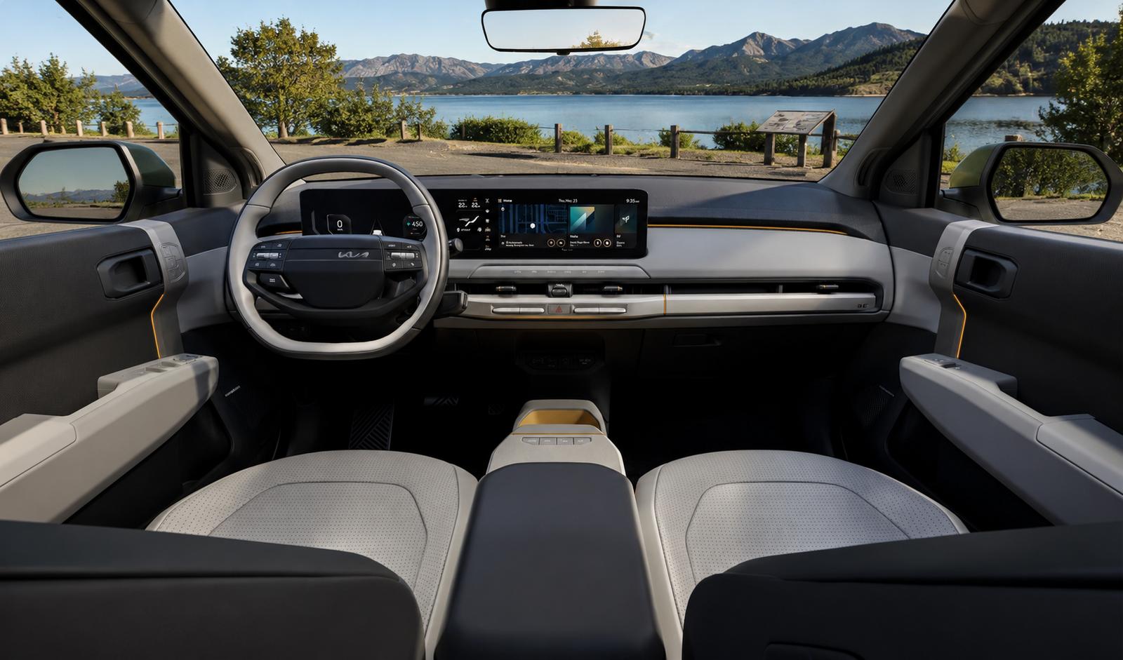Der Innenraum eines Kia EV9 mit Blick auf die Berge und den See.