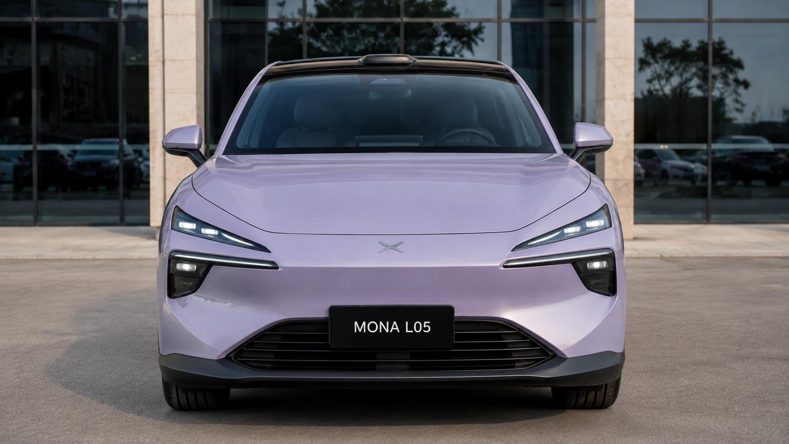 Ein lavendelfarbener Elektro-Crossover in der Nähe eines Glasbüros