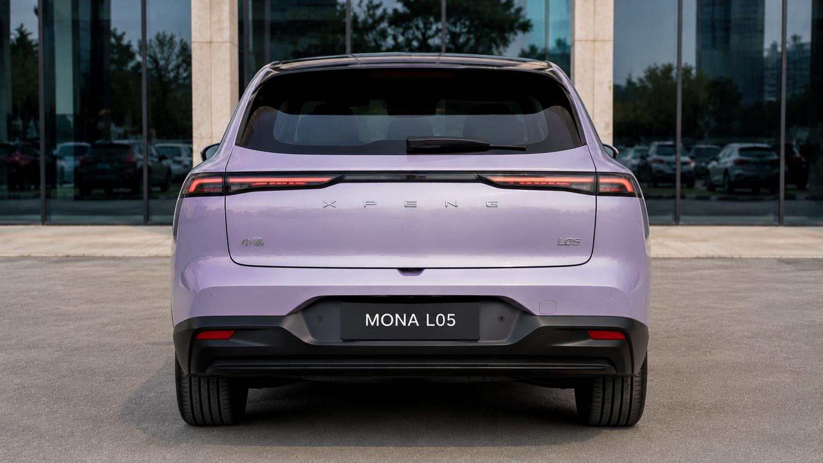 Ein lavendelfarbenes XPENG-Elektroauto steht vor einer Glasfassade.