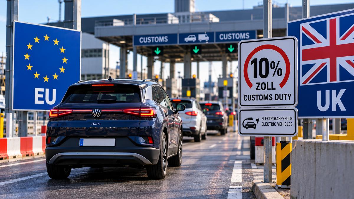 Schlange von Elektrofahrzeugen an der Zollkontrollstelle zwischen der EU und dem Vereinigten Königreich.