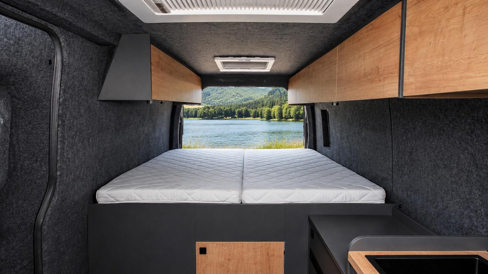 Camper-Interieur mit Seeblick