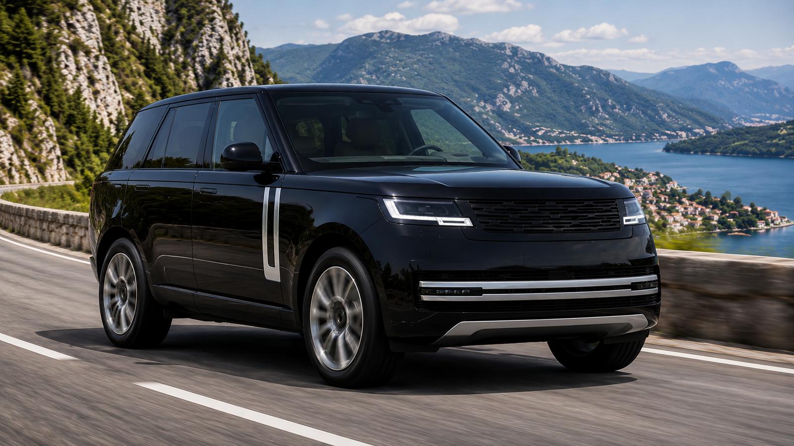 Ein schwarzer Range Rover Electric SUV in der Nähe eines Bergsees
