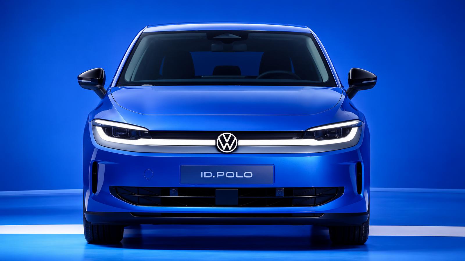 Blaues Elektroauto Volkswagen ID. Polo im Studio