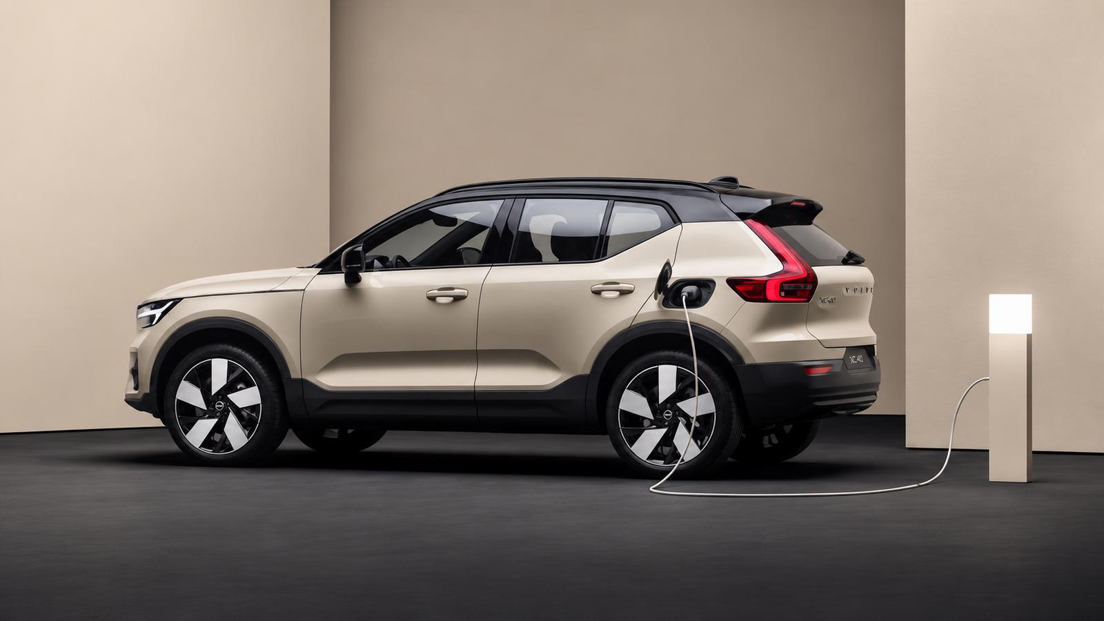Elektrischer Volvo XC40 an einer Ladestation