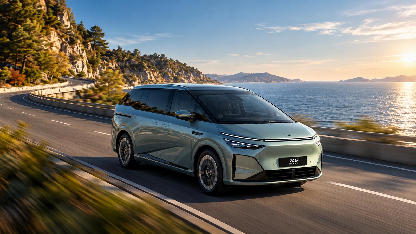 Das Elektroauto XPeng X9 EREV auf einer Küstenstraße in den Bergen