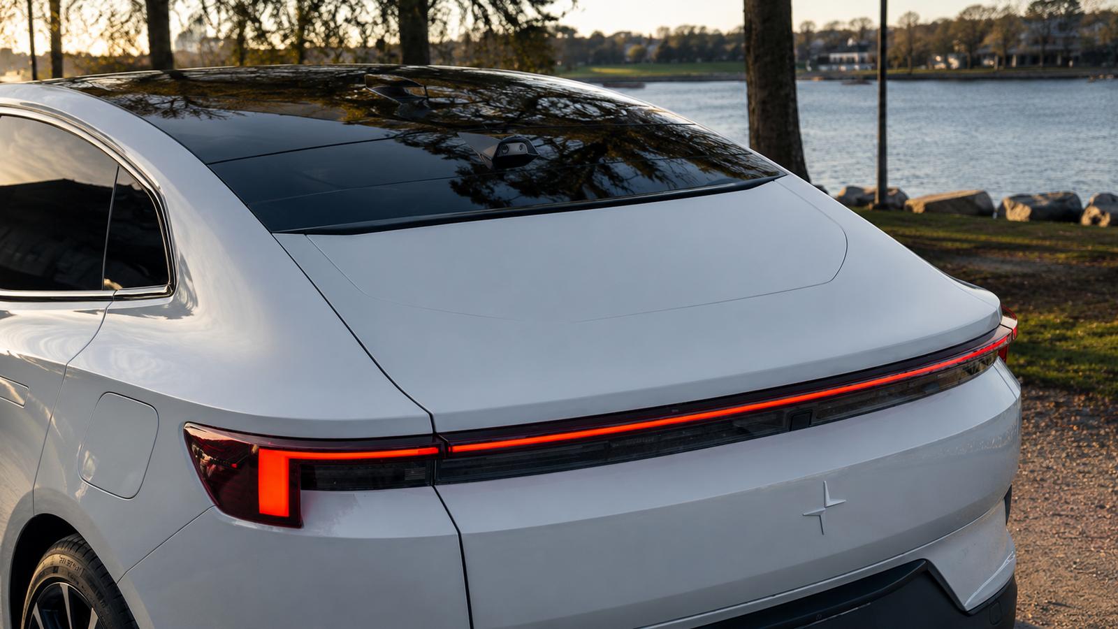 Ein Polestar 4 SUV an einem See bei Sonnenuntergang