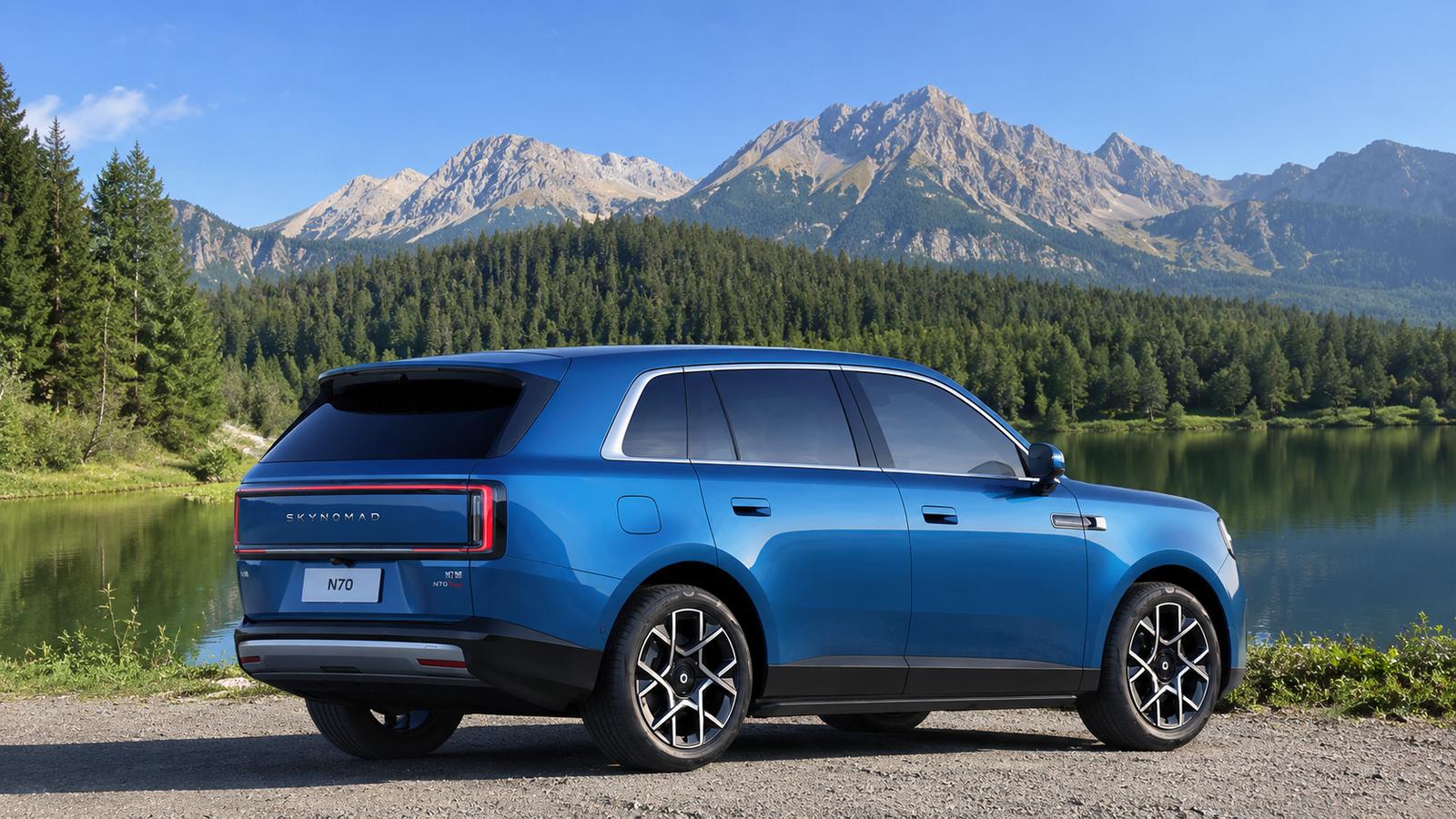 Blauer SUV Xiaomi SkyNomad N70 Max in der Nähe eines Bergsees